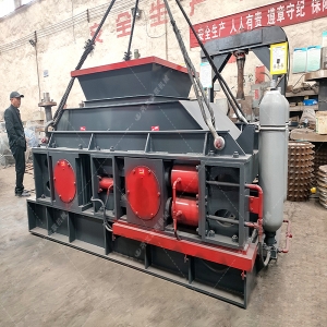 單臺(tái)中大型全自動(dòng)液壓對輥制砂機(jī)設(shè)備發(fā)往河北