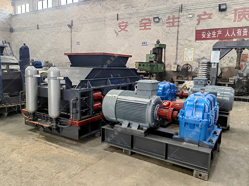 2PG1000x700中型液壓對輥破碎機(jī)發(fā)貨 發(fā)往新疆