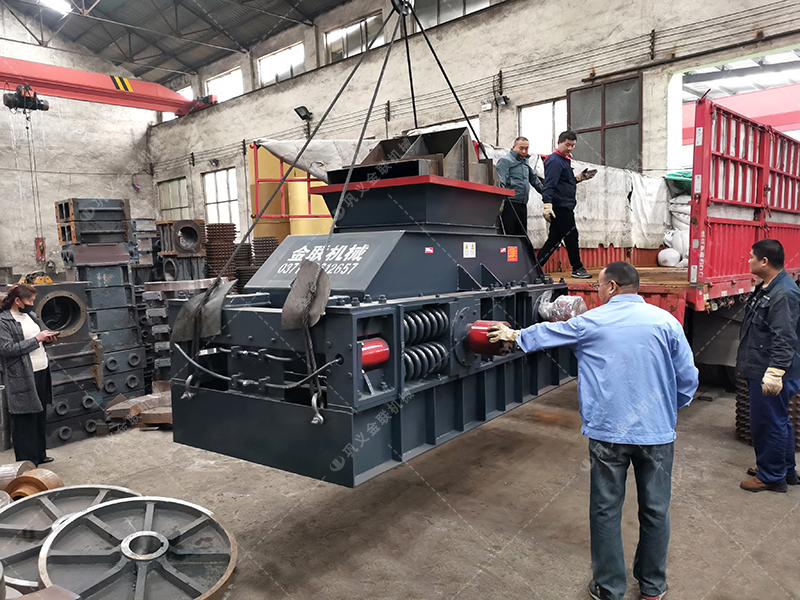 2PG1007中型彈簧式對輥破碎機(jī)發(fā)往江西