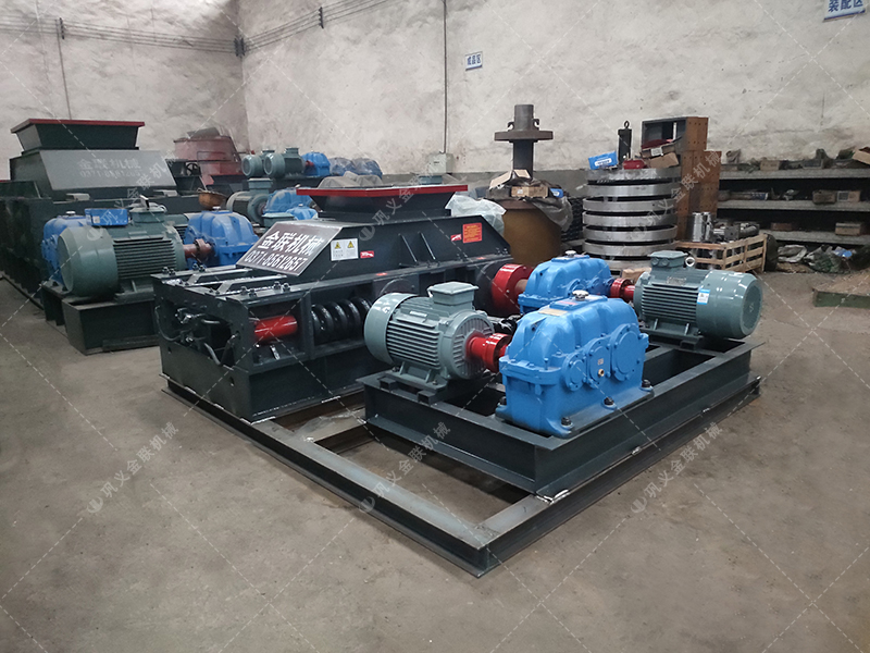 中小型直連式對輥破碎機(jī)發(fā)貨兩臺 發(fā)往河南