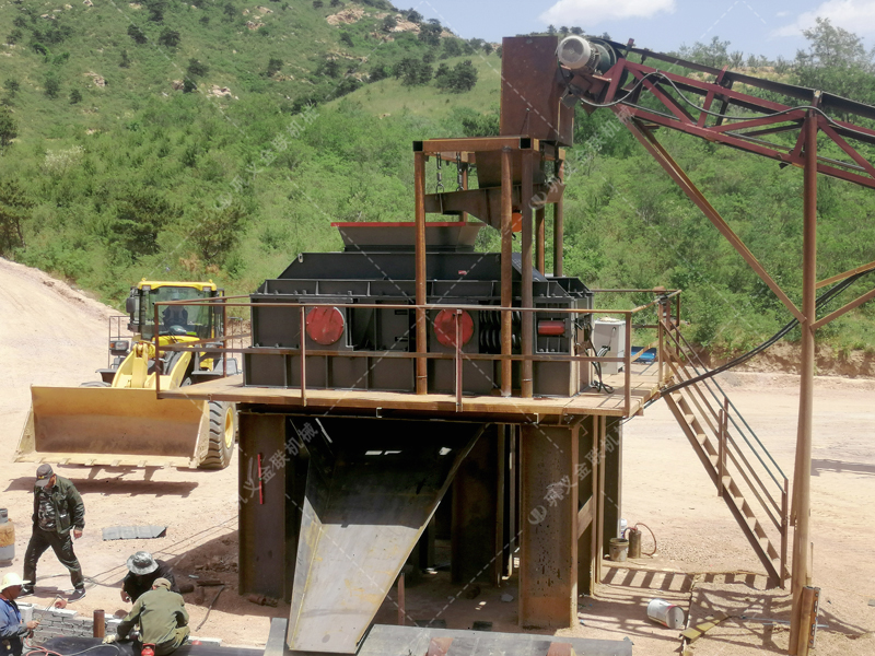 花崗巖制成沙子用對輥制沙機還是沖擊制砂機，哪個好用？