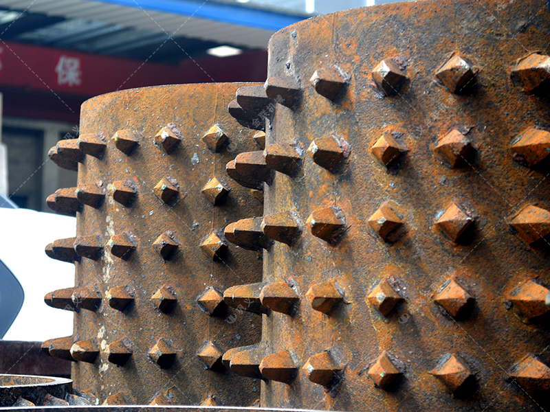 面對大塊高硬度的原煤與煤矸石，雙齒輥破碎機憑什么能“啃”得動？