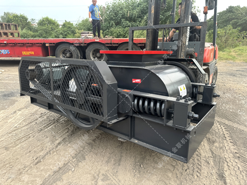 過(guò)度粉碎讓煤矸石“掉價(jià)”？雙齒輥破碎機(jī)怎么守住價(jià)值底線？